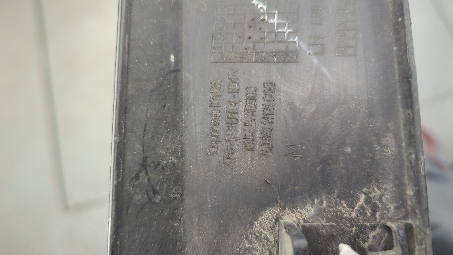 Накладка переднего крыла левого