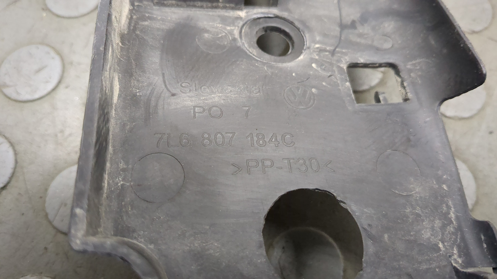 Кронштейн переднего бампера правый