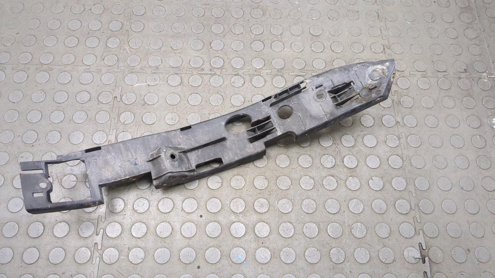 Кронштейн переднего бампера правый