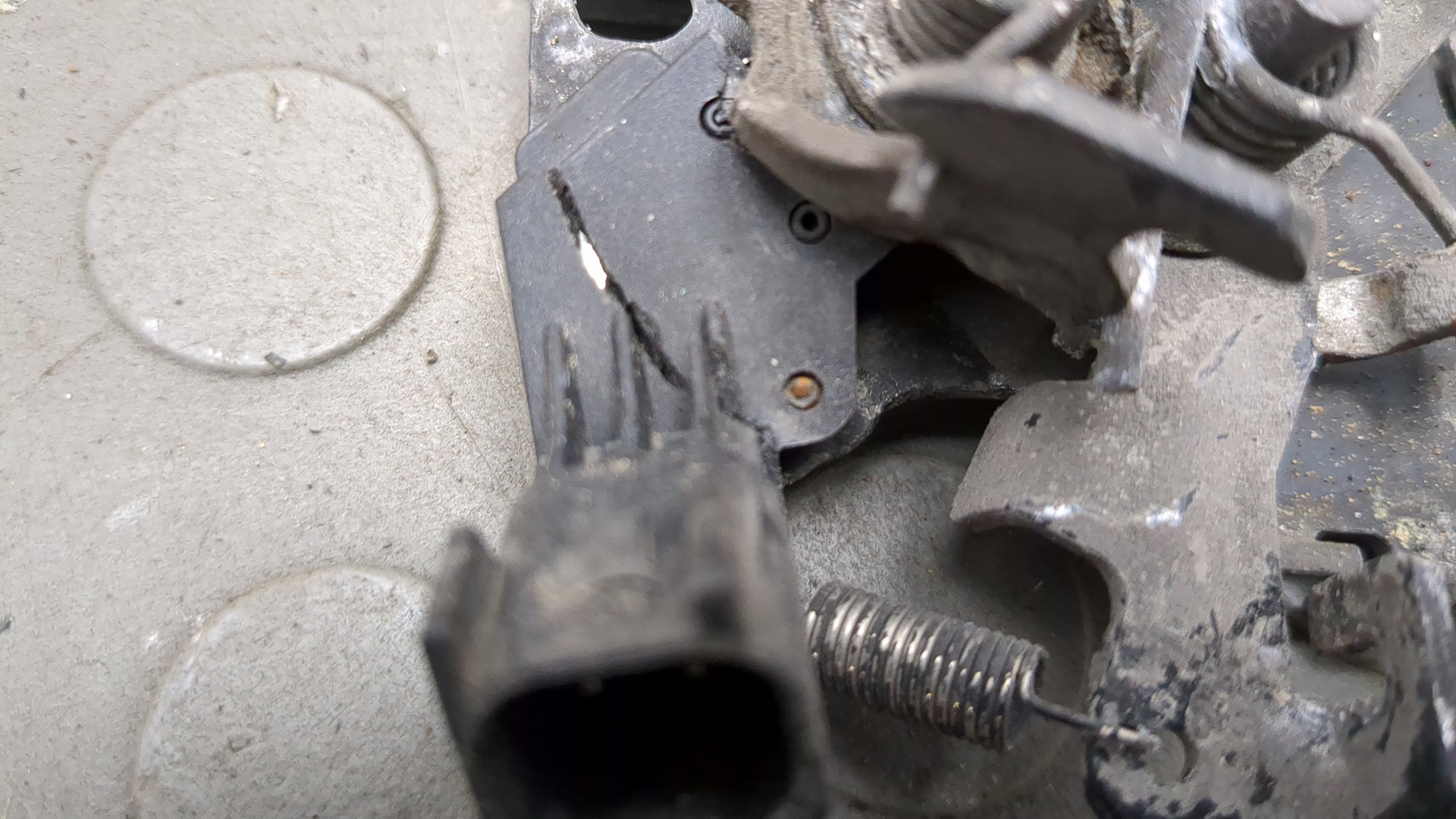 Замок капота