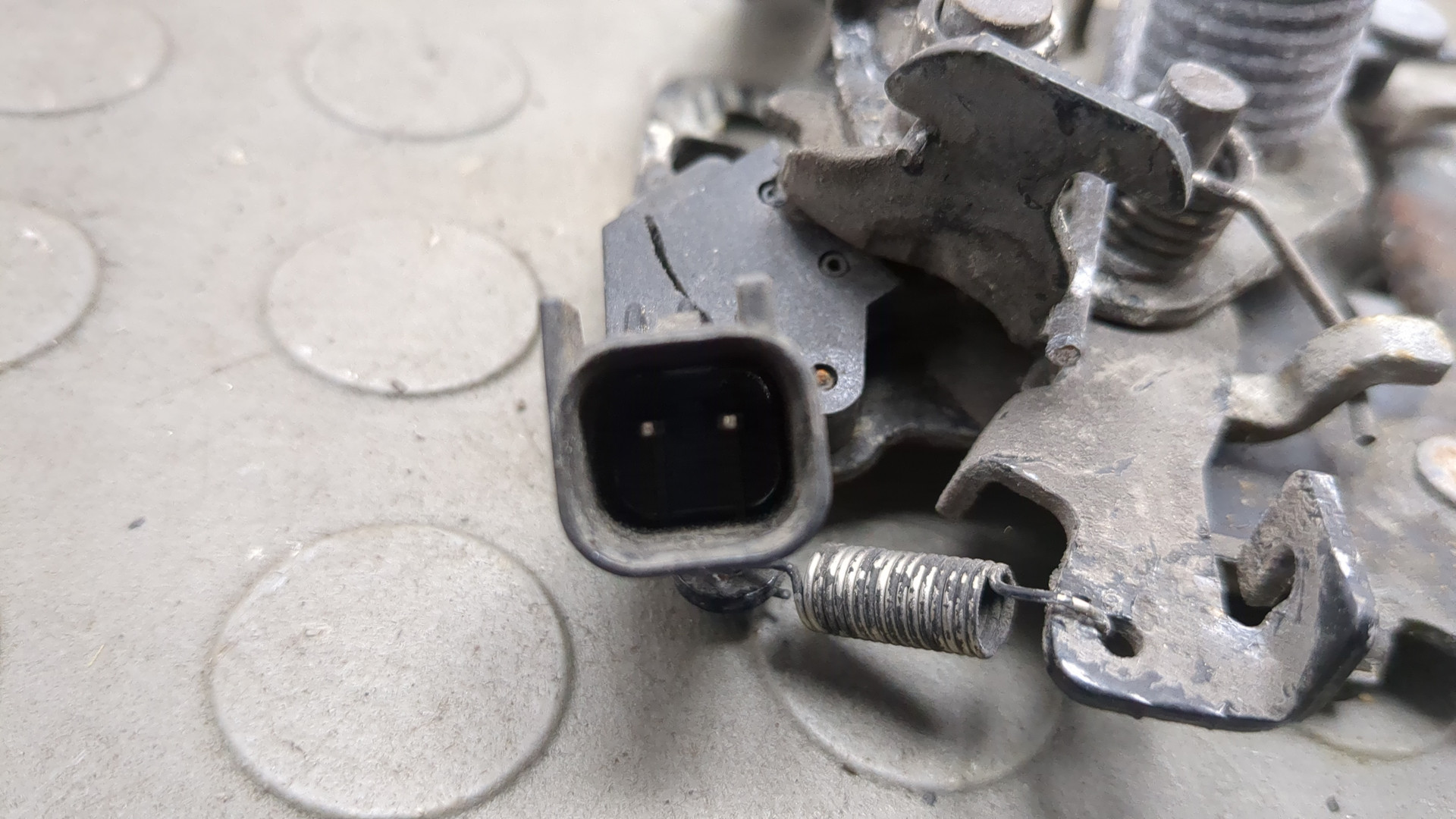 Замок капота