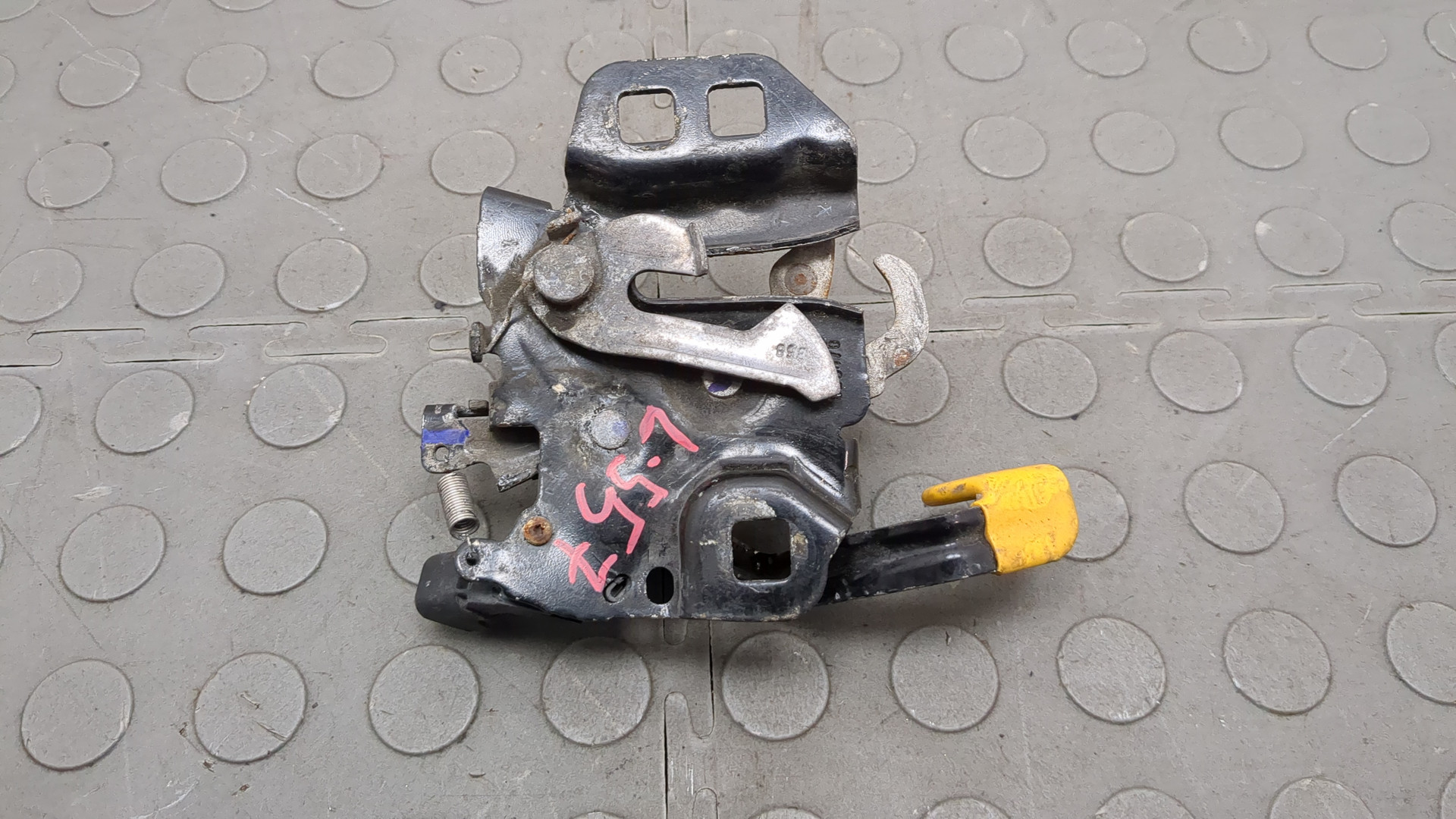 Замок капота