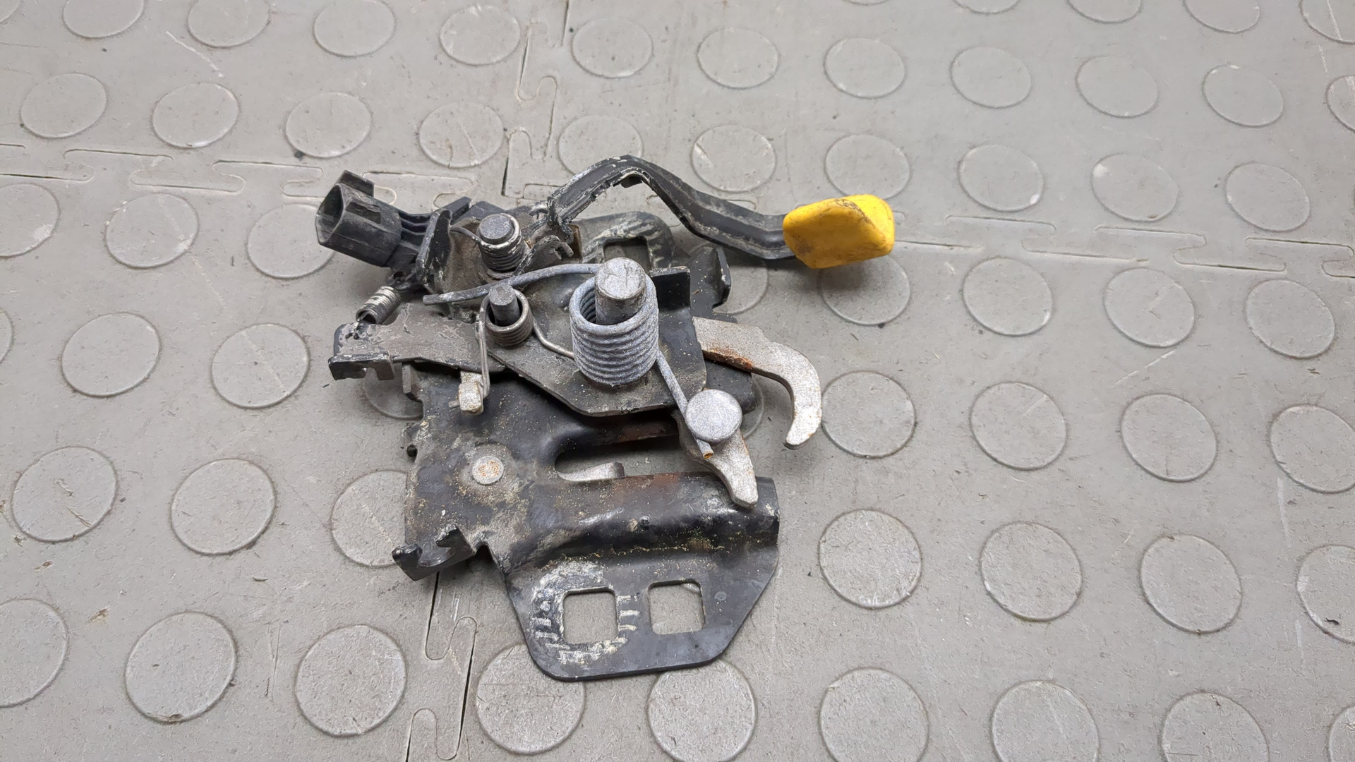 Замок капота