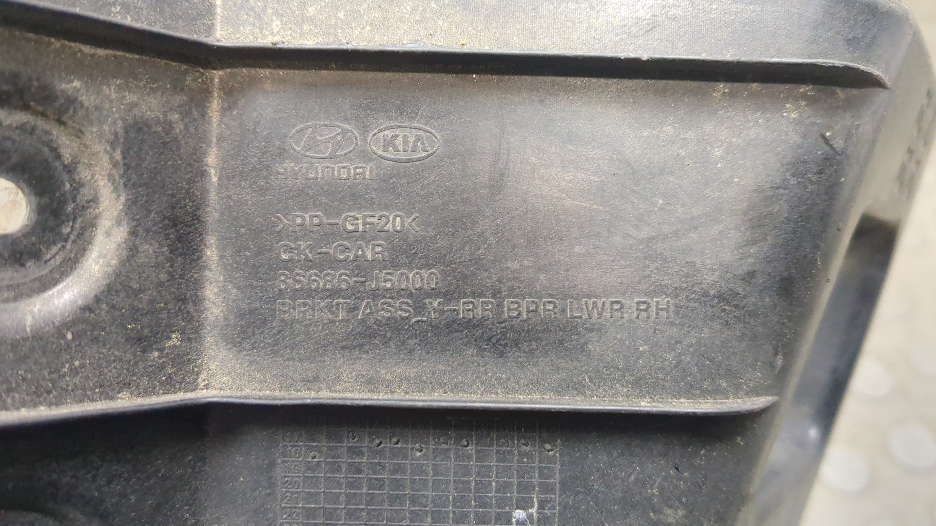 Кронштейн заднего бампера правый