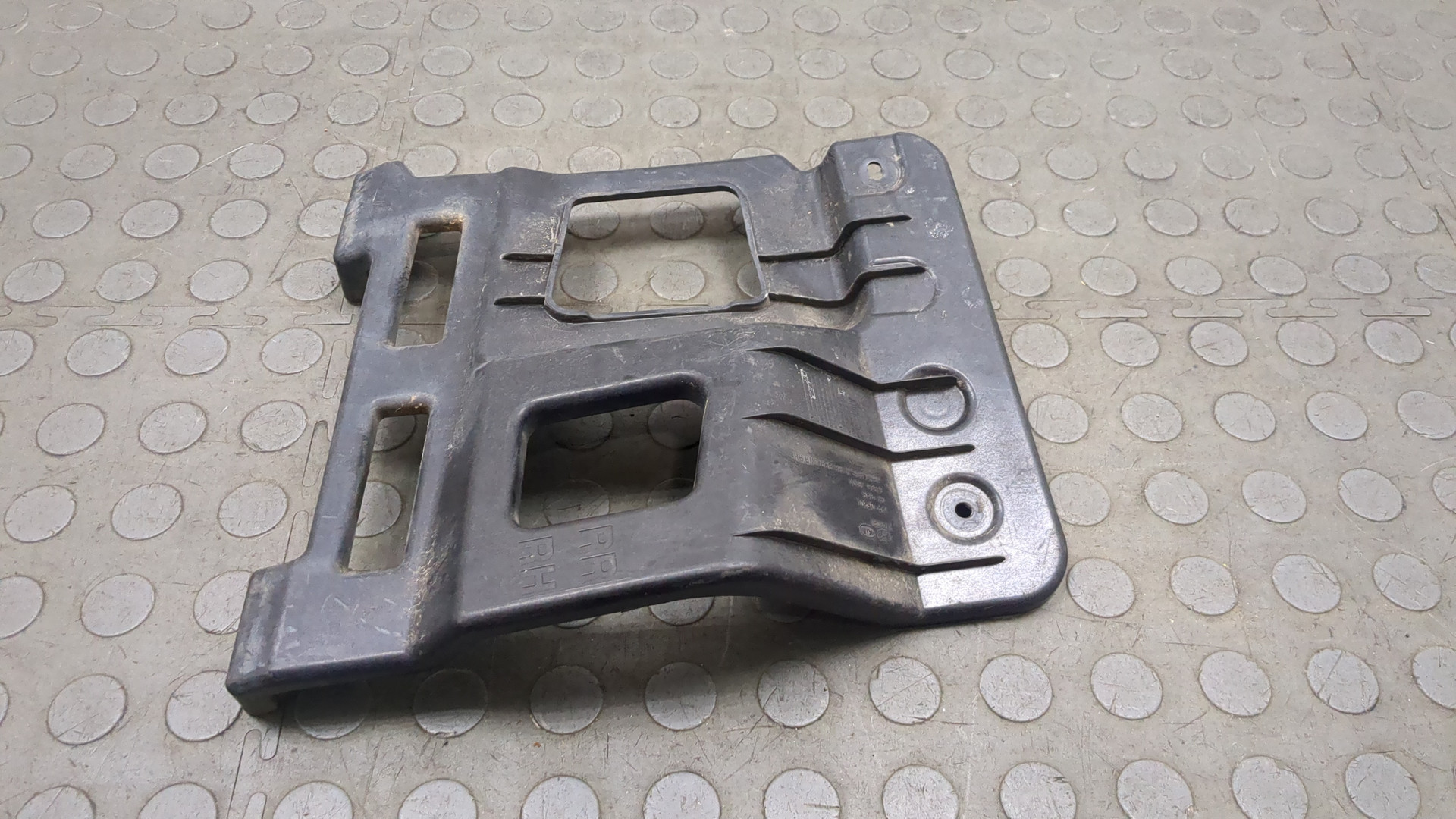 Кронштейн заднего бампера правый