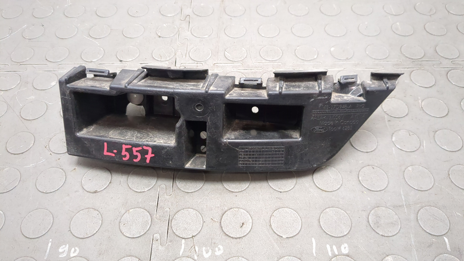 Кронштейн переднего бампера правый