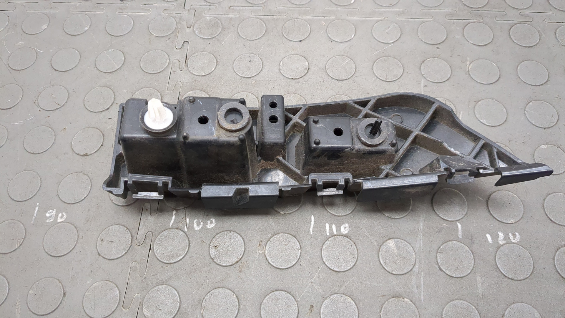 Кронштейн переднего бампера правый