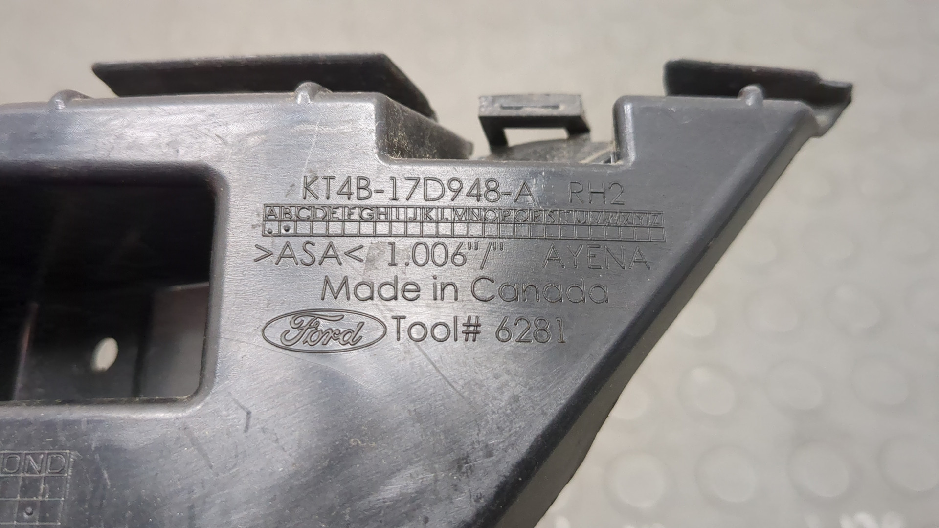 Кронштейн переднего бампера правый