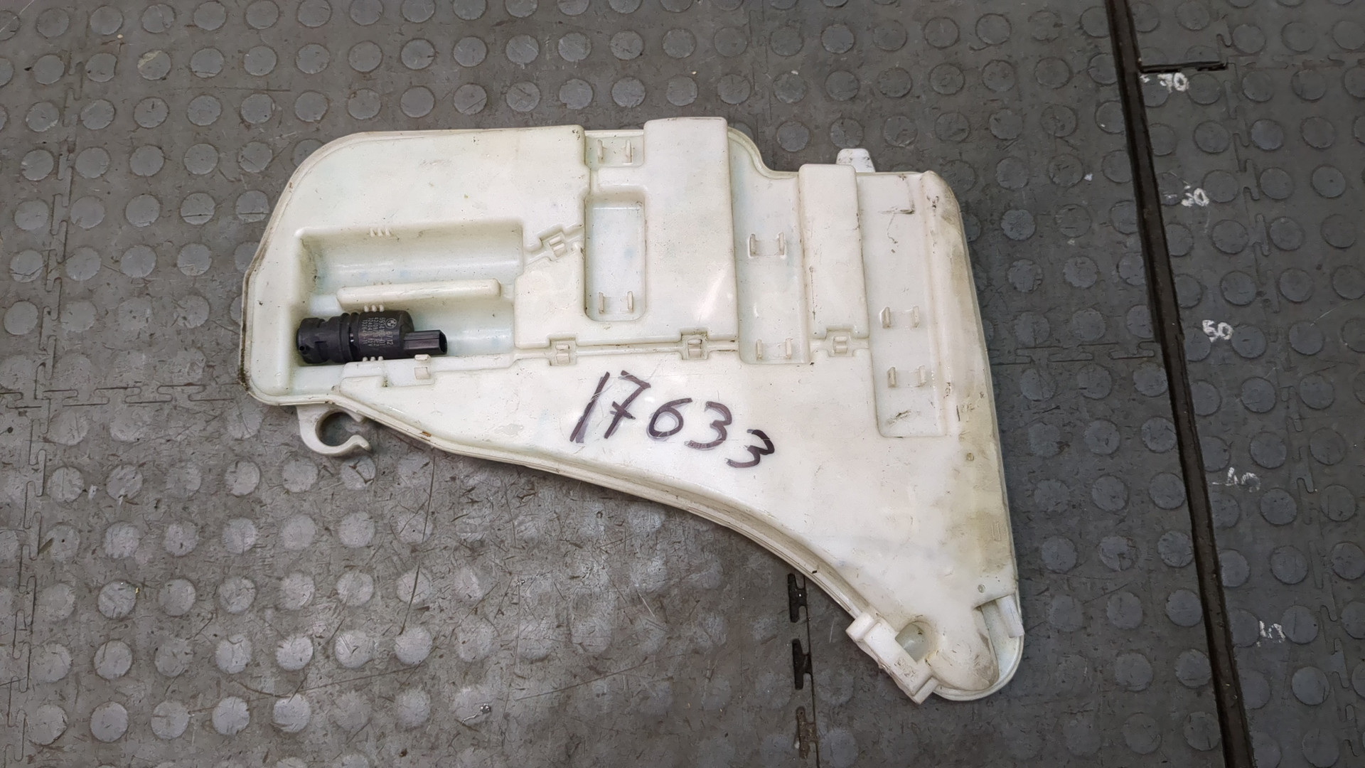 Бачок омывателя лобового стекла