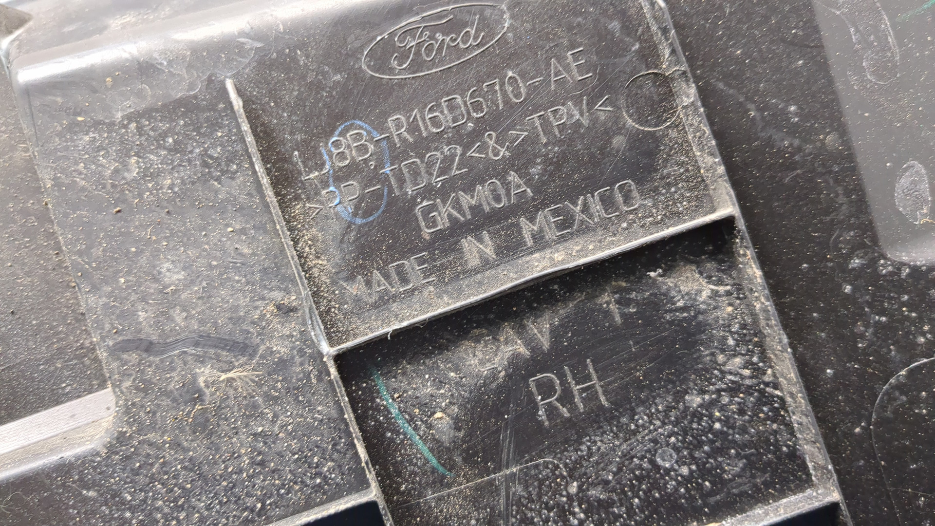 Кожух замка капота