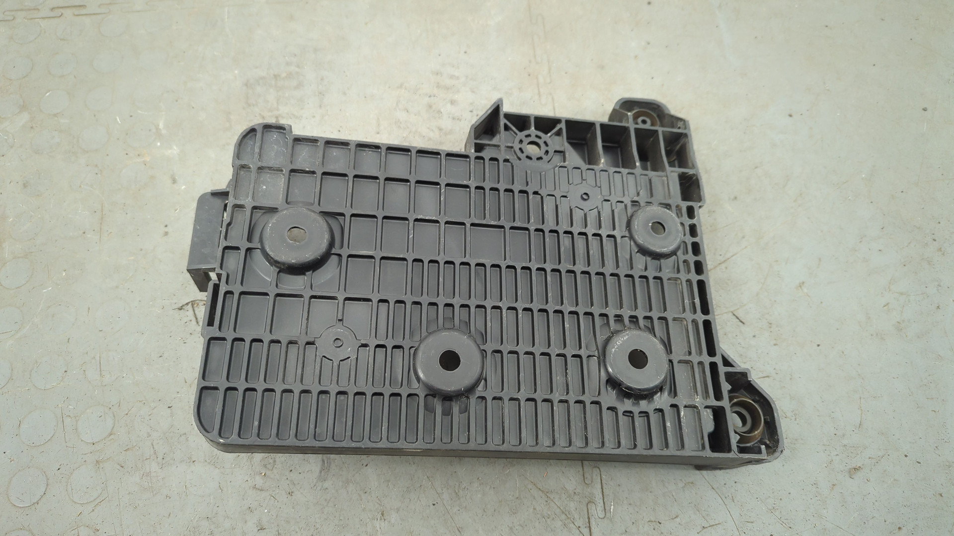 Площадка под аккумулятор (АКБ)