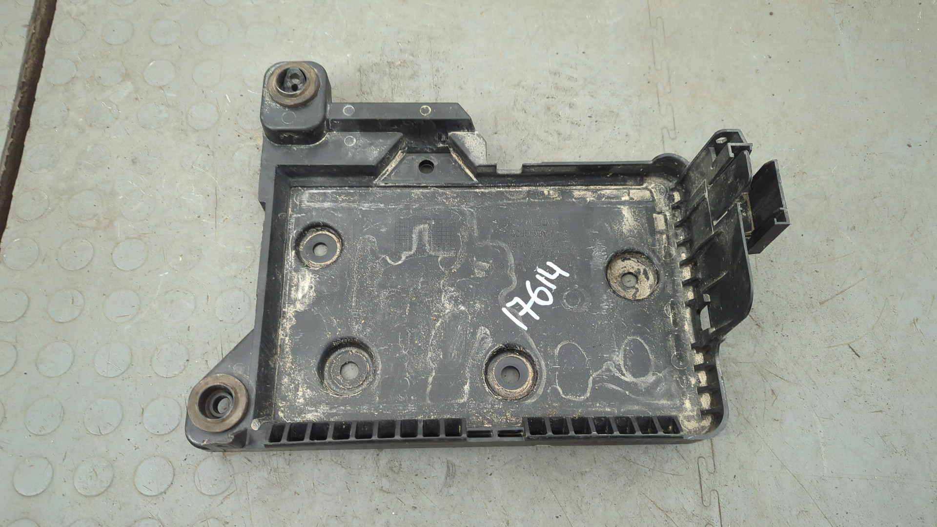 Площадка под аккумулятор (АКБ)