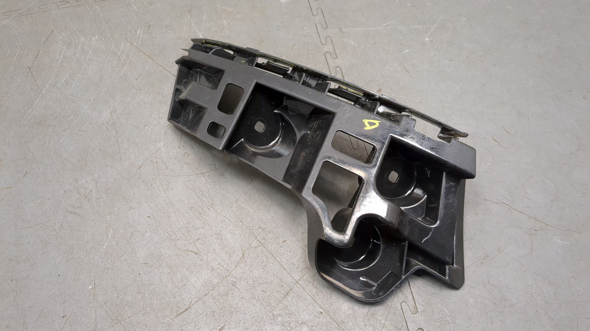 Кронштейн заднего бампера левый