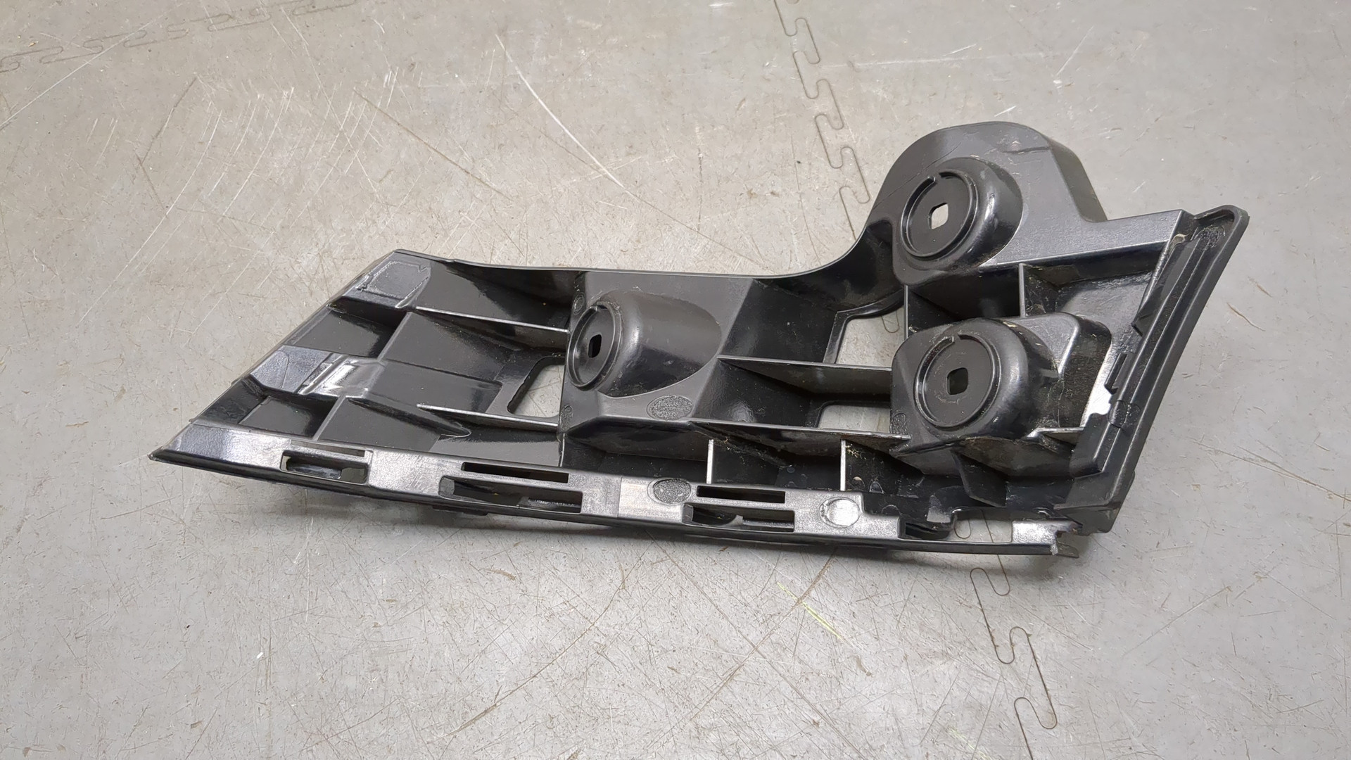 Кронштейн заднего бампера левый