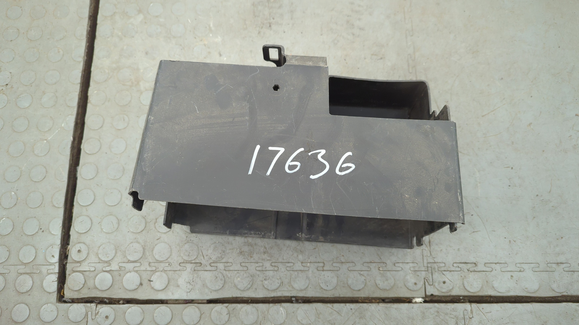 Площадка под аккумулятор (АКБ)