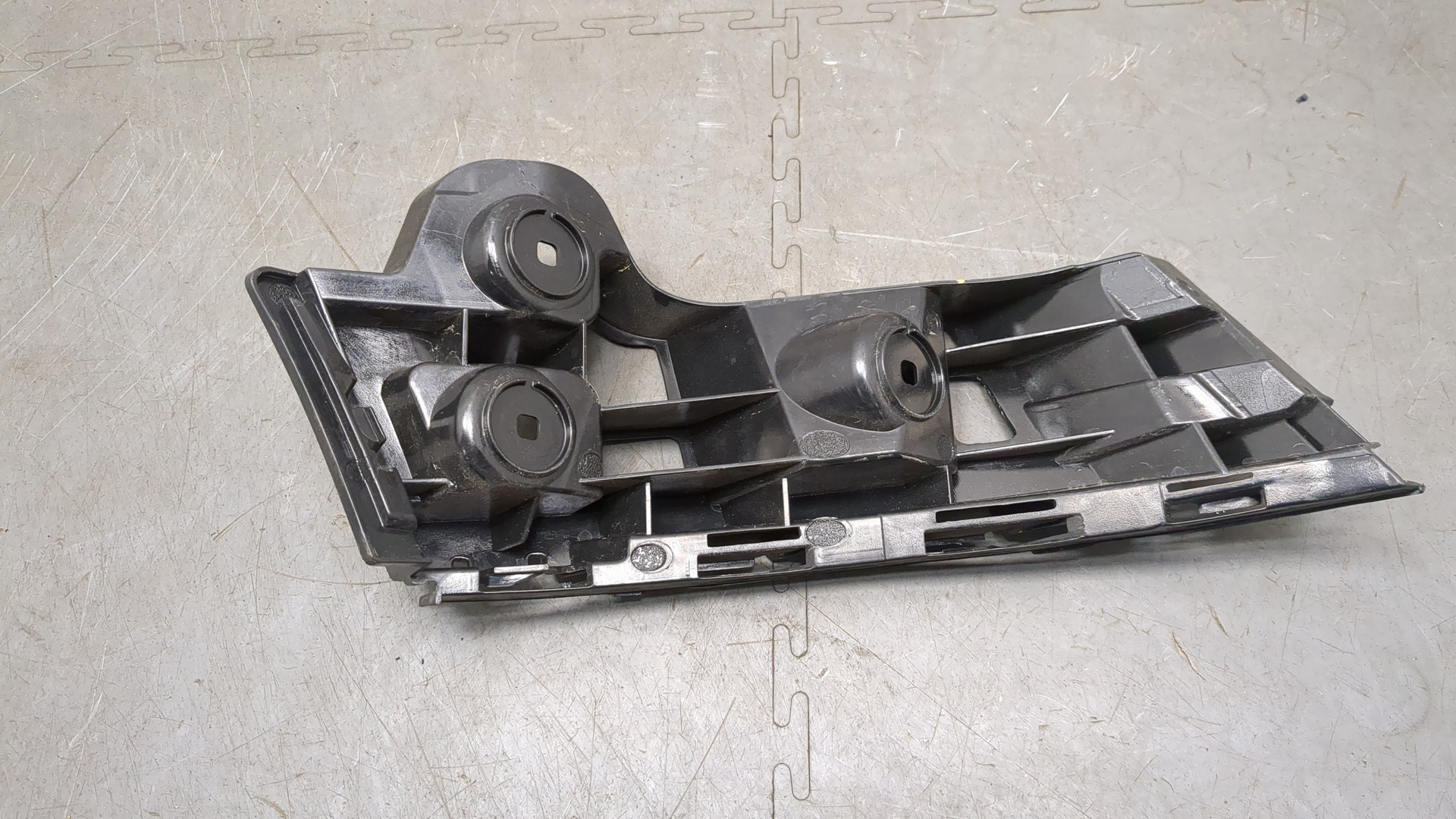 Кронштейн заднего бампера правый