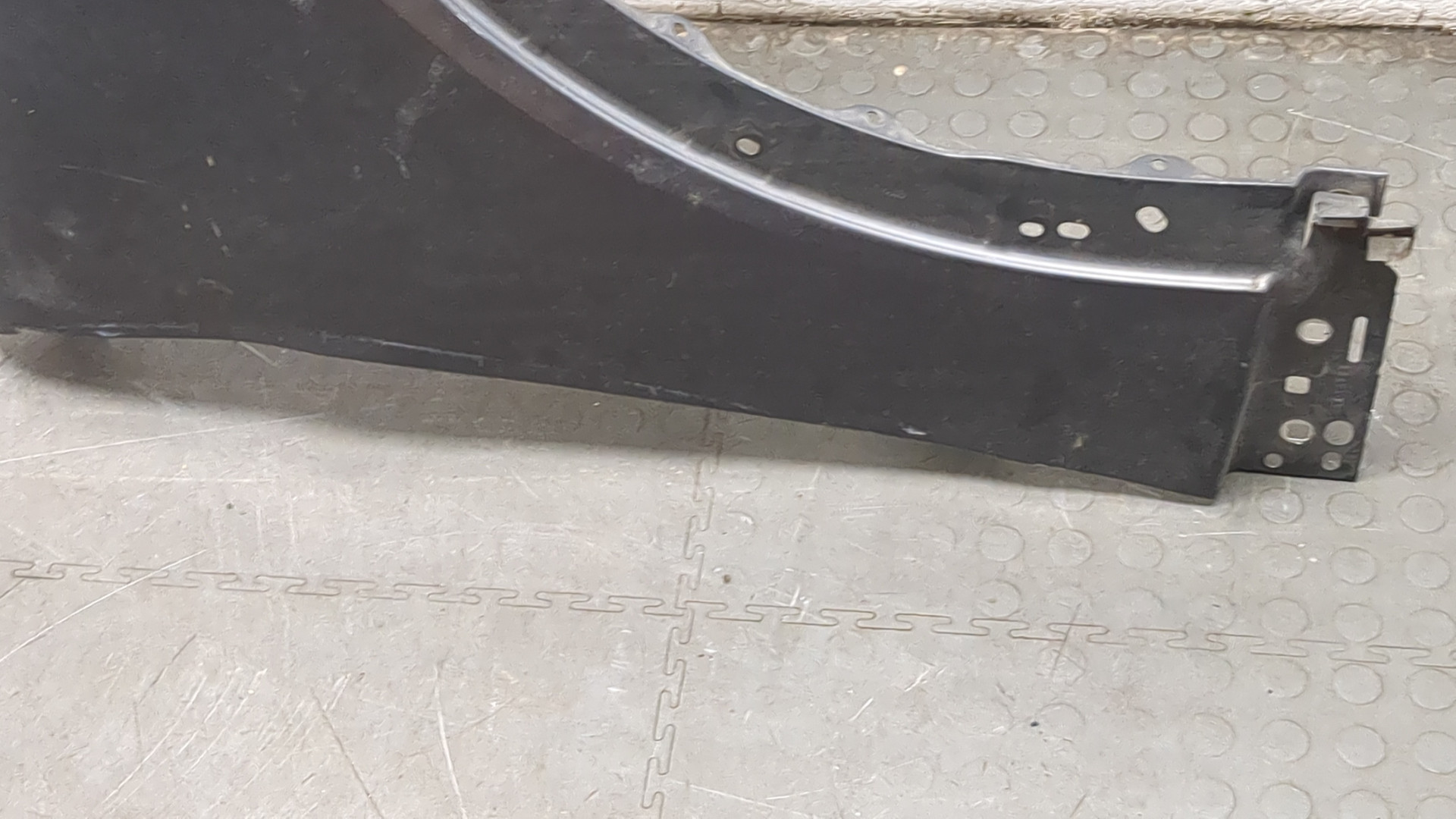 Крыло переднее правое