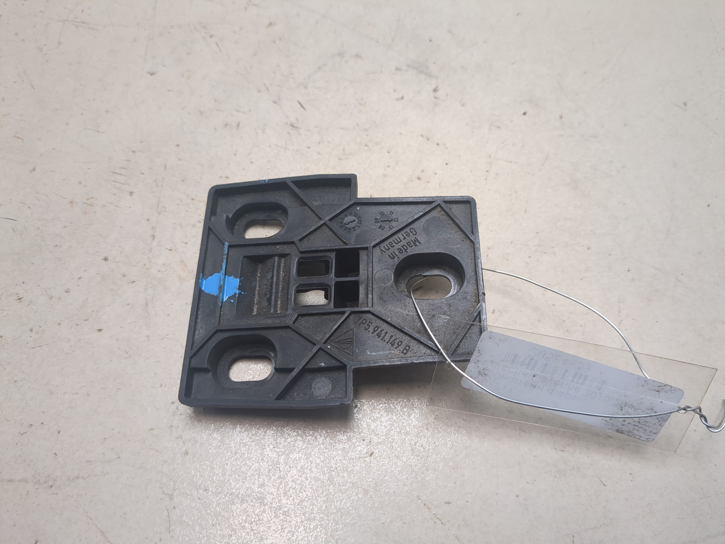 Кронштейн фар левый