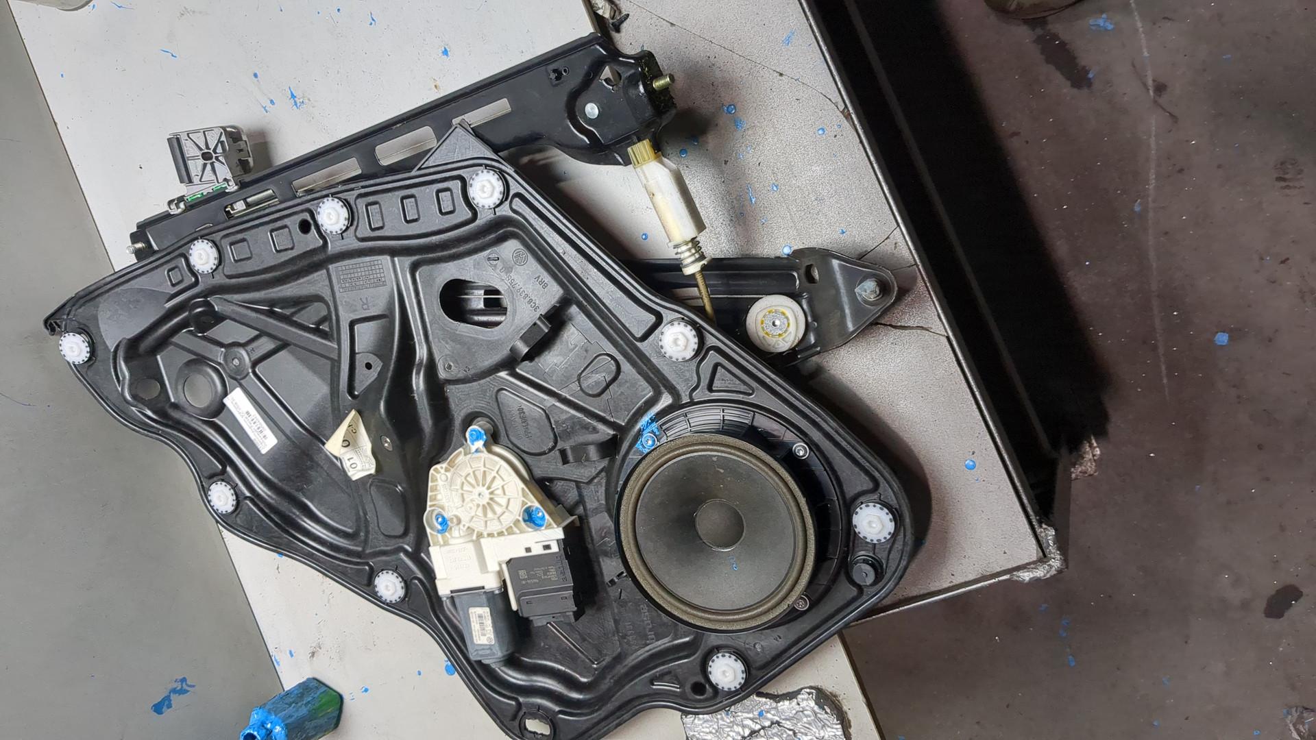 Стеклоподъемник электр. задний правый