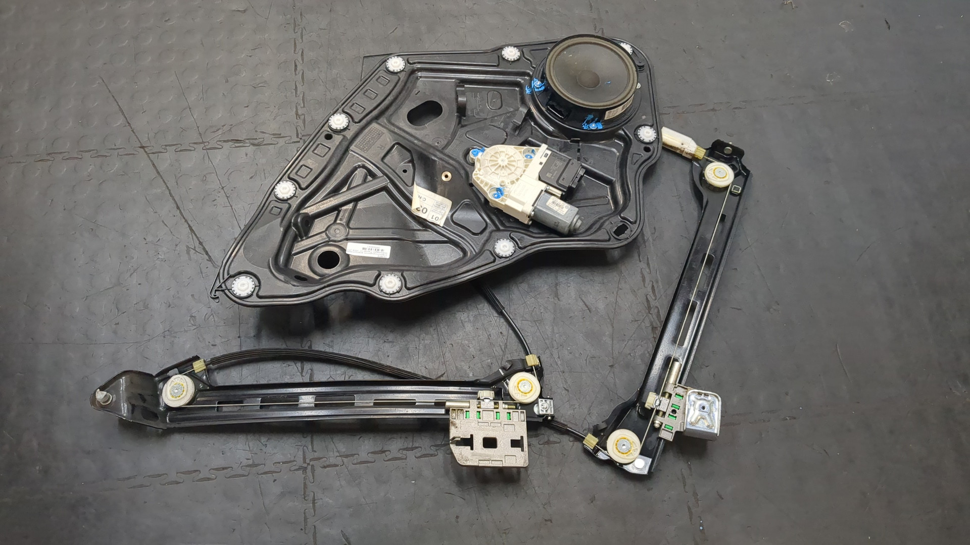 Стеклоподъемник электр. задний правый