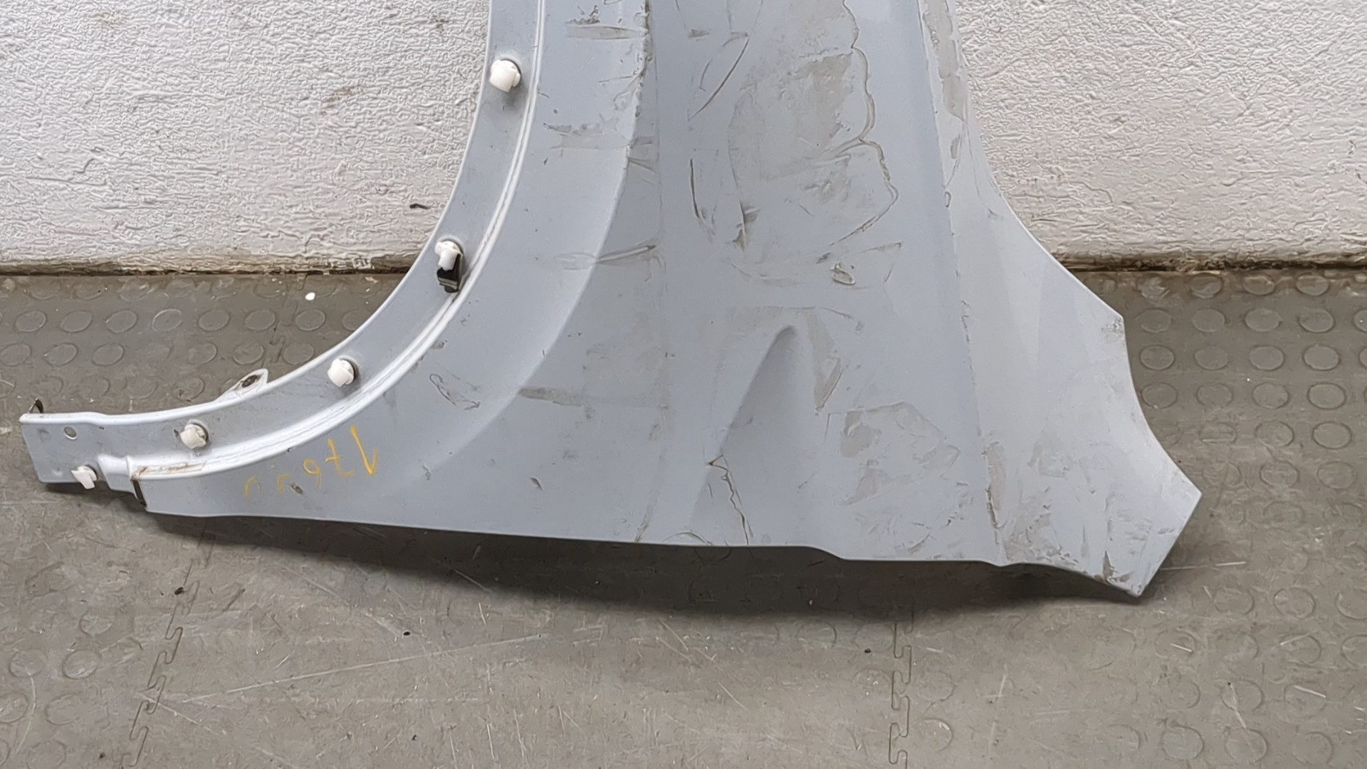 Крыло переднее левое