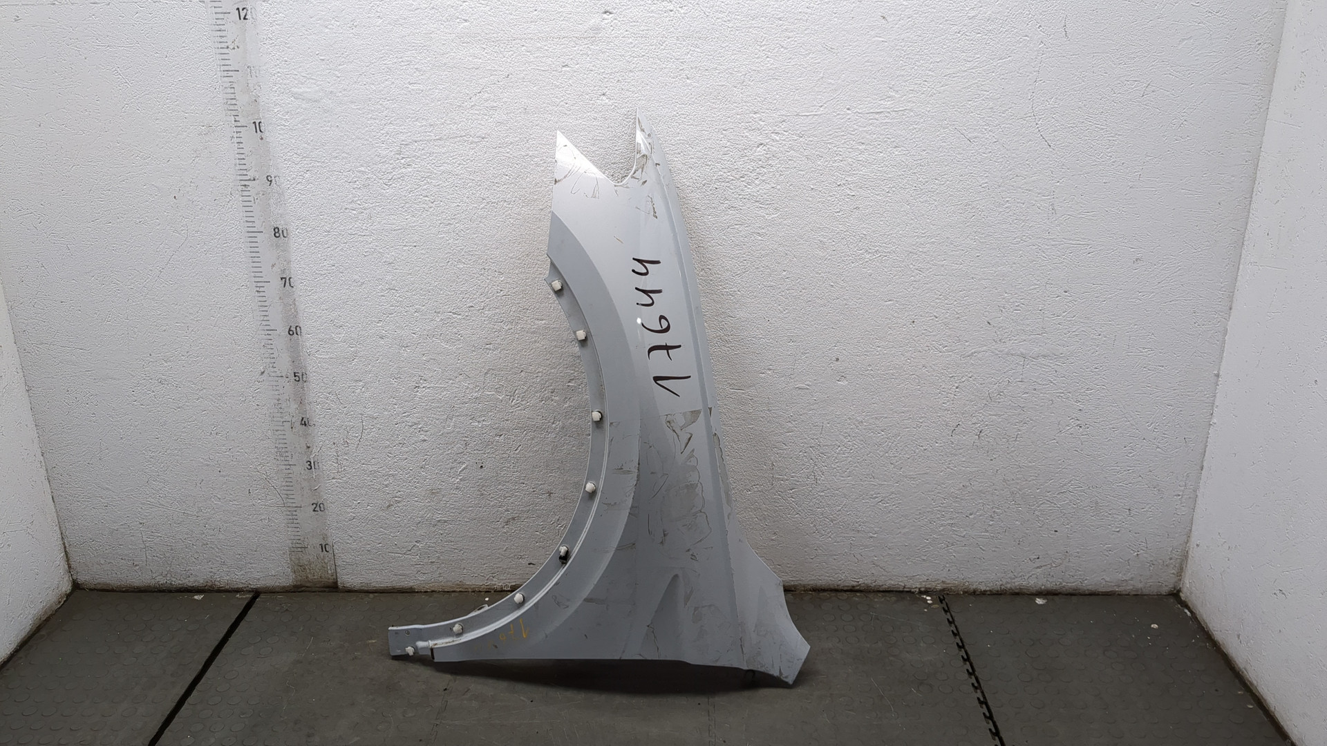 Крыло переднее левое