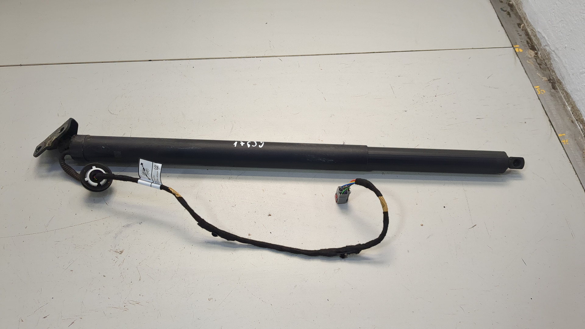 Амортизатор крышки багажника