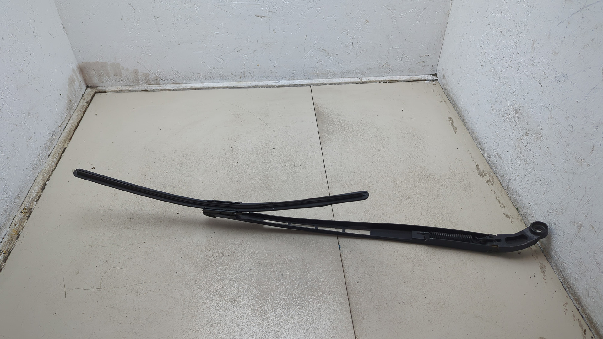 Поводок стеклоочистителя передний левый