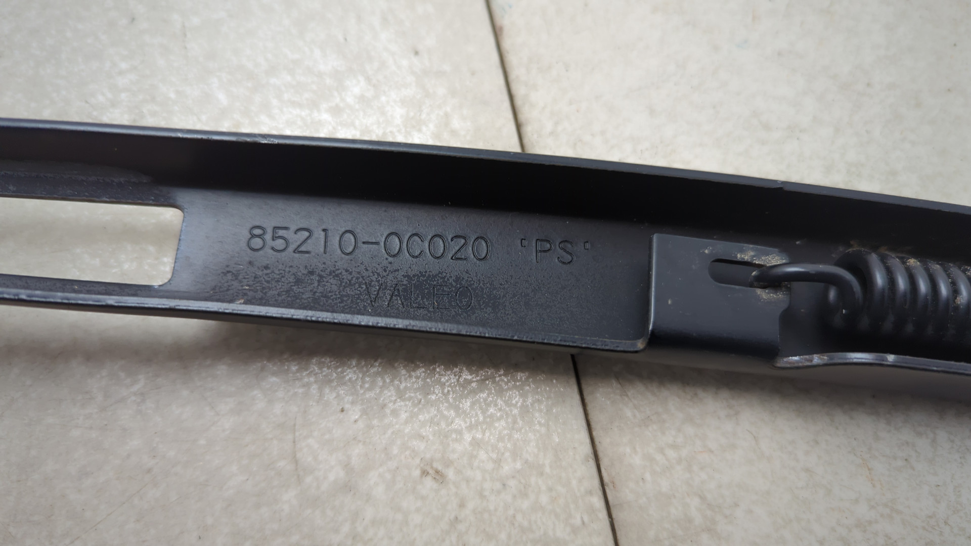 Поводок стеклоочистителя передний левый