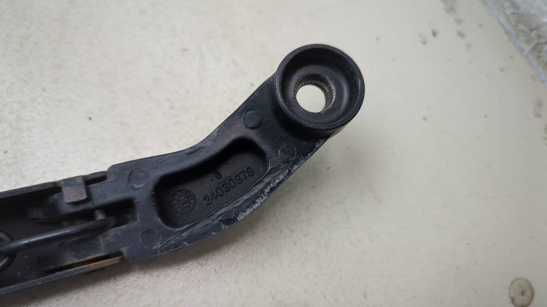 Поводок стеклоочистителя передний левый