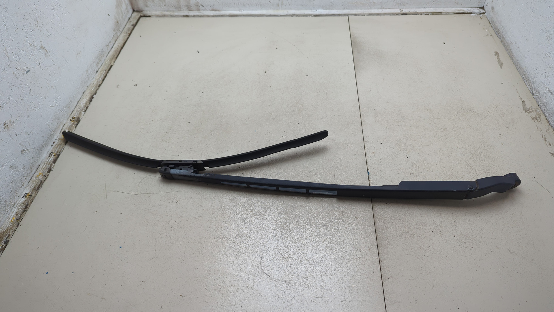 Поводок стеклоочистителя передний левый