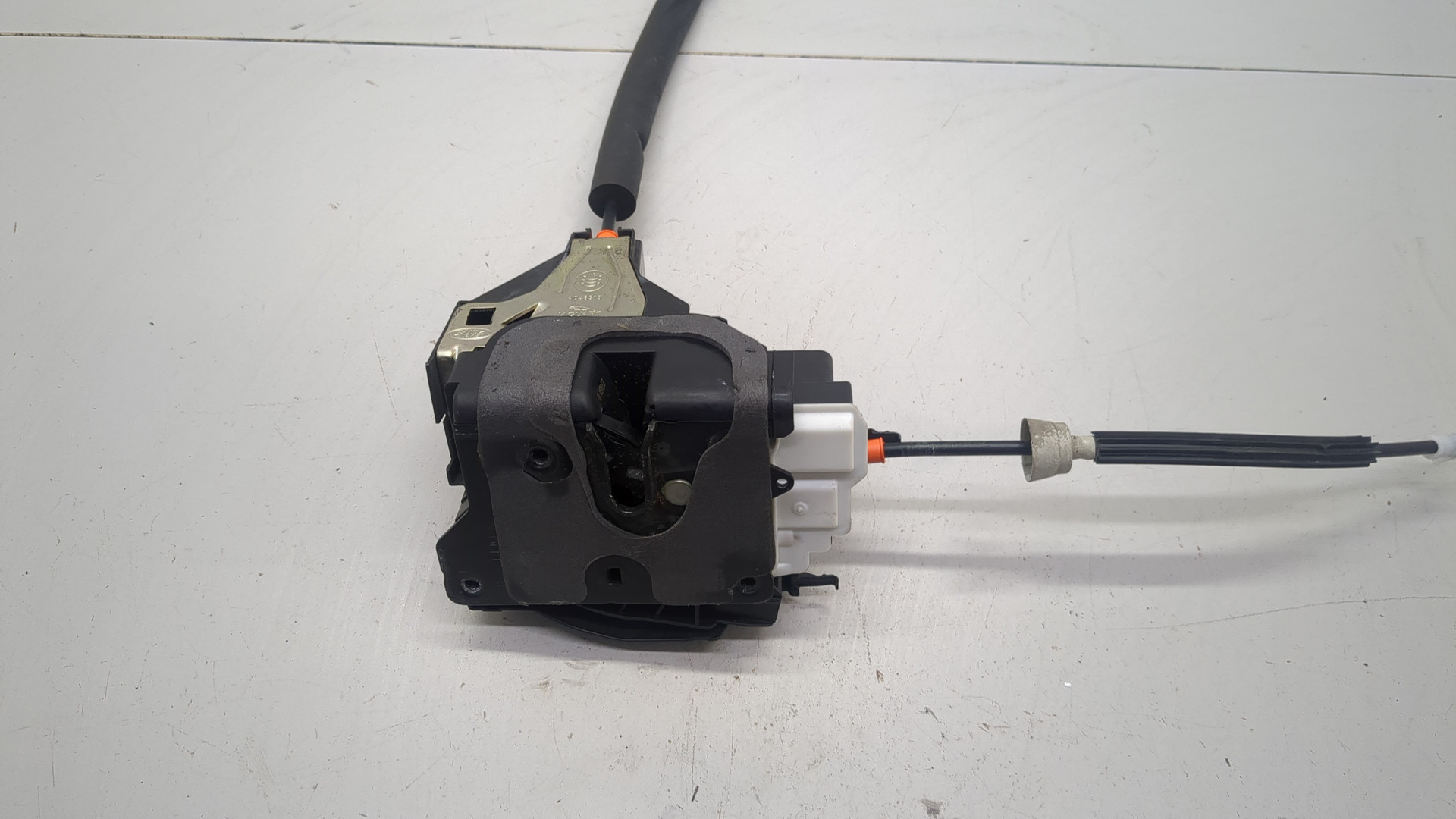 Замок двери передней правой