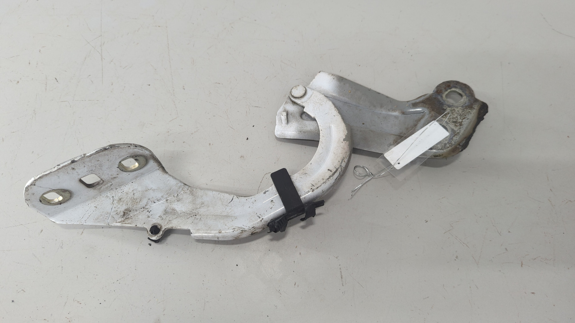 Петля капота правая