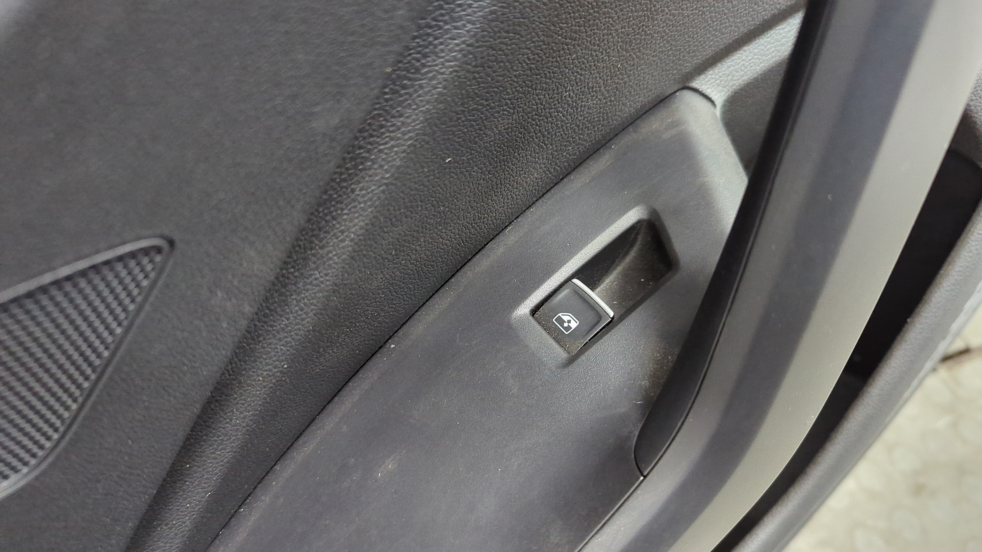 Обшивка двери задней левой