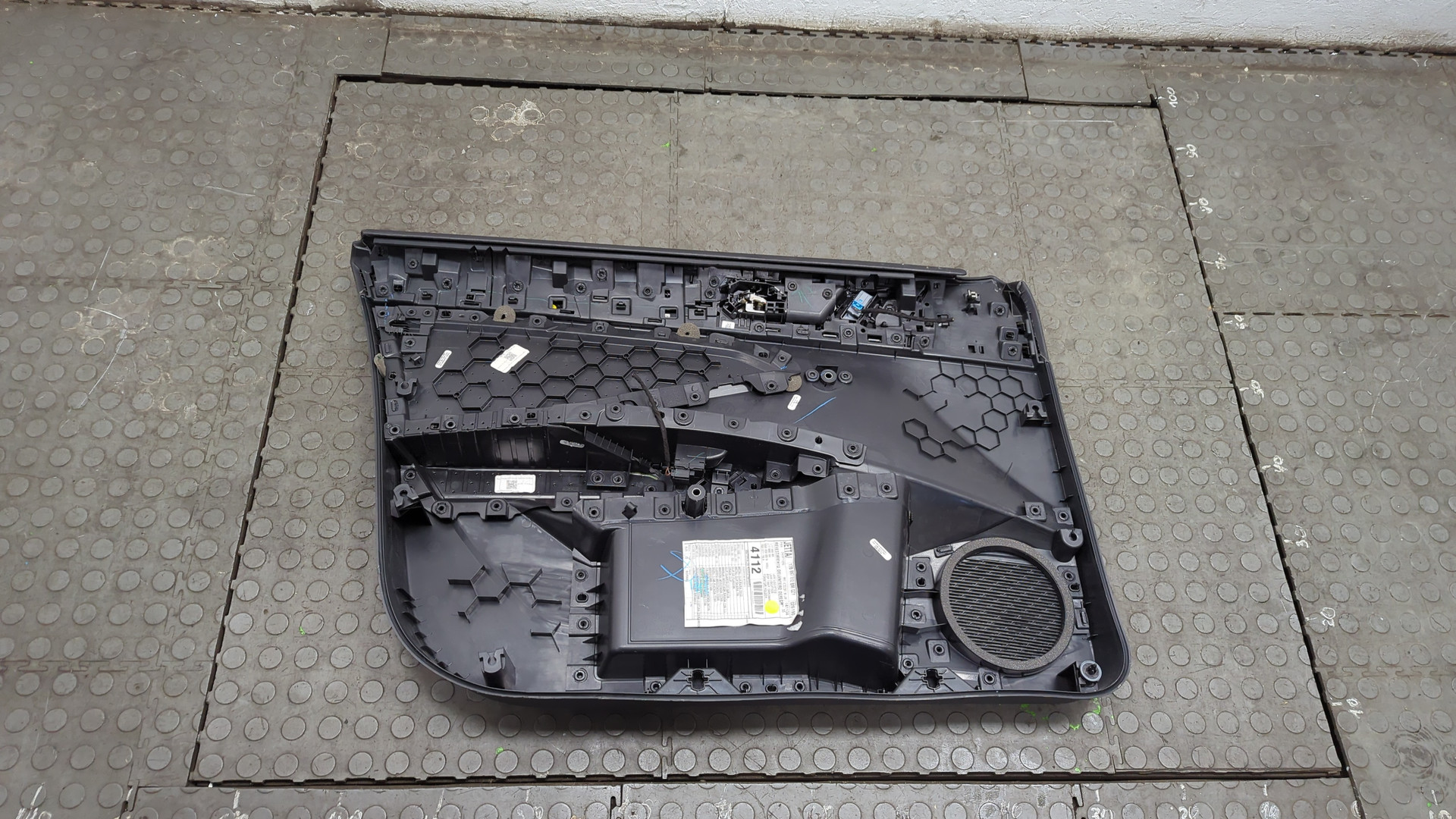 Обшивка двери передней правой