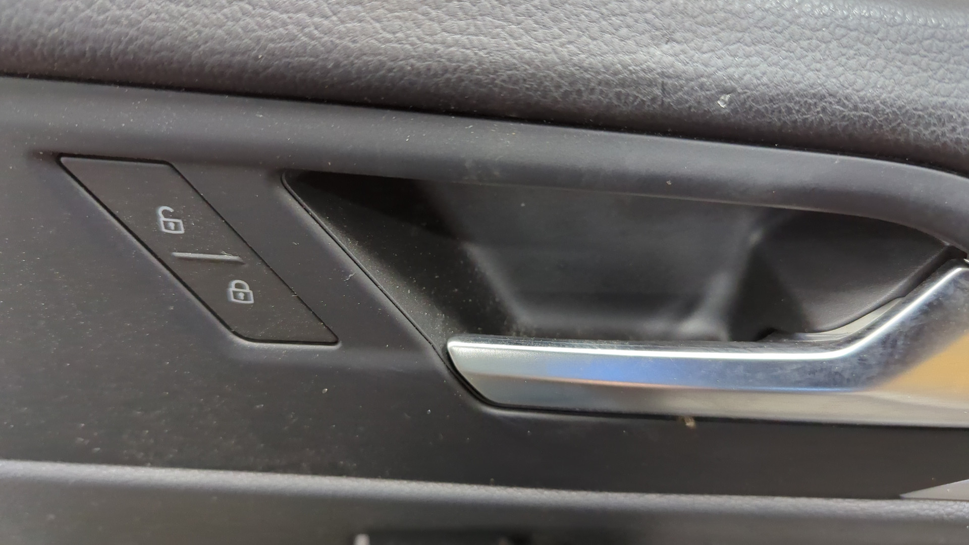 Обшивка двери передней правой