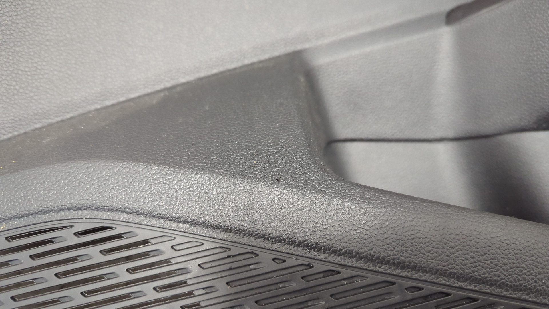 Обшивка двери передней правой