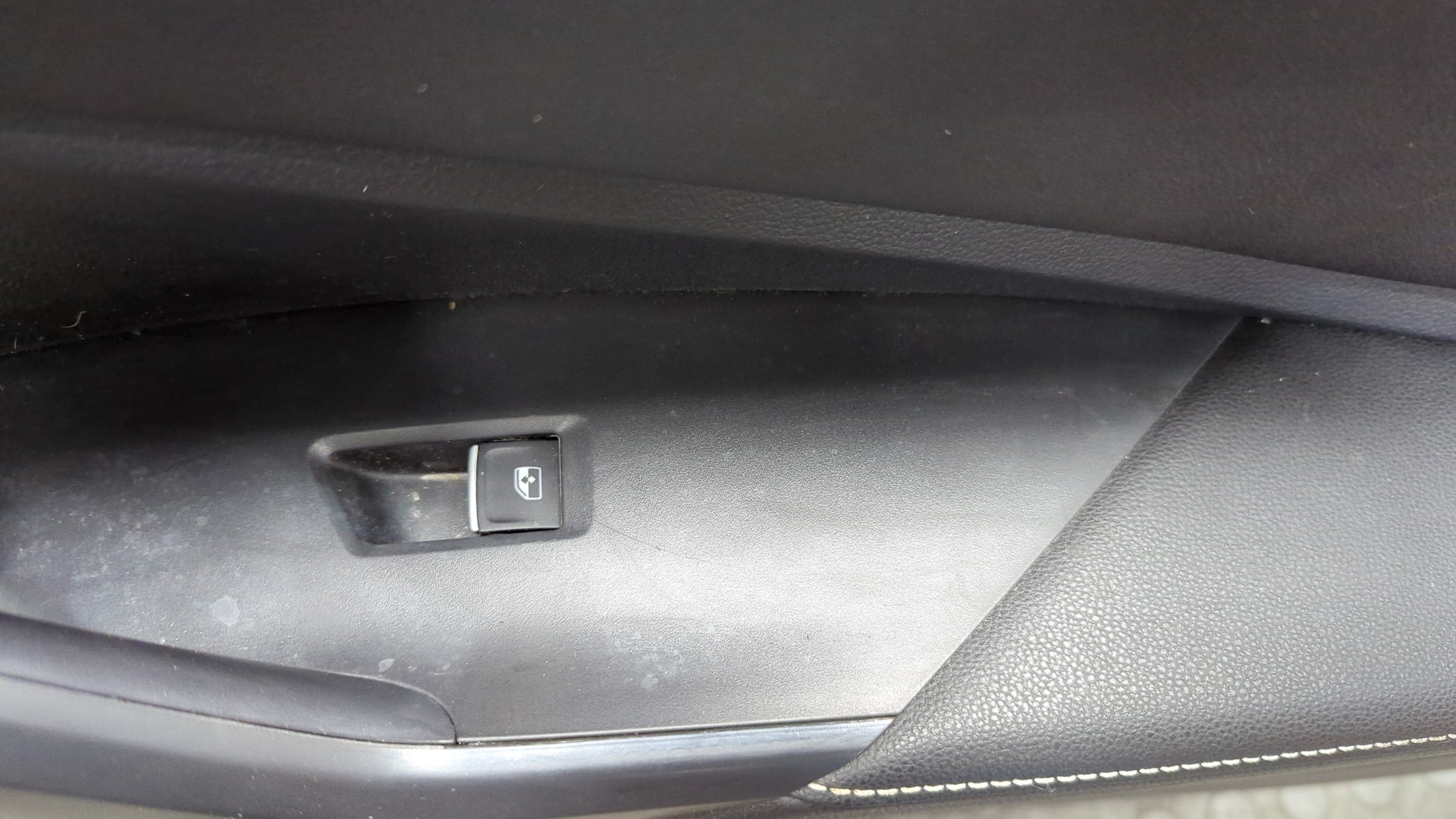 Обшивка двери передней правой