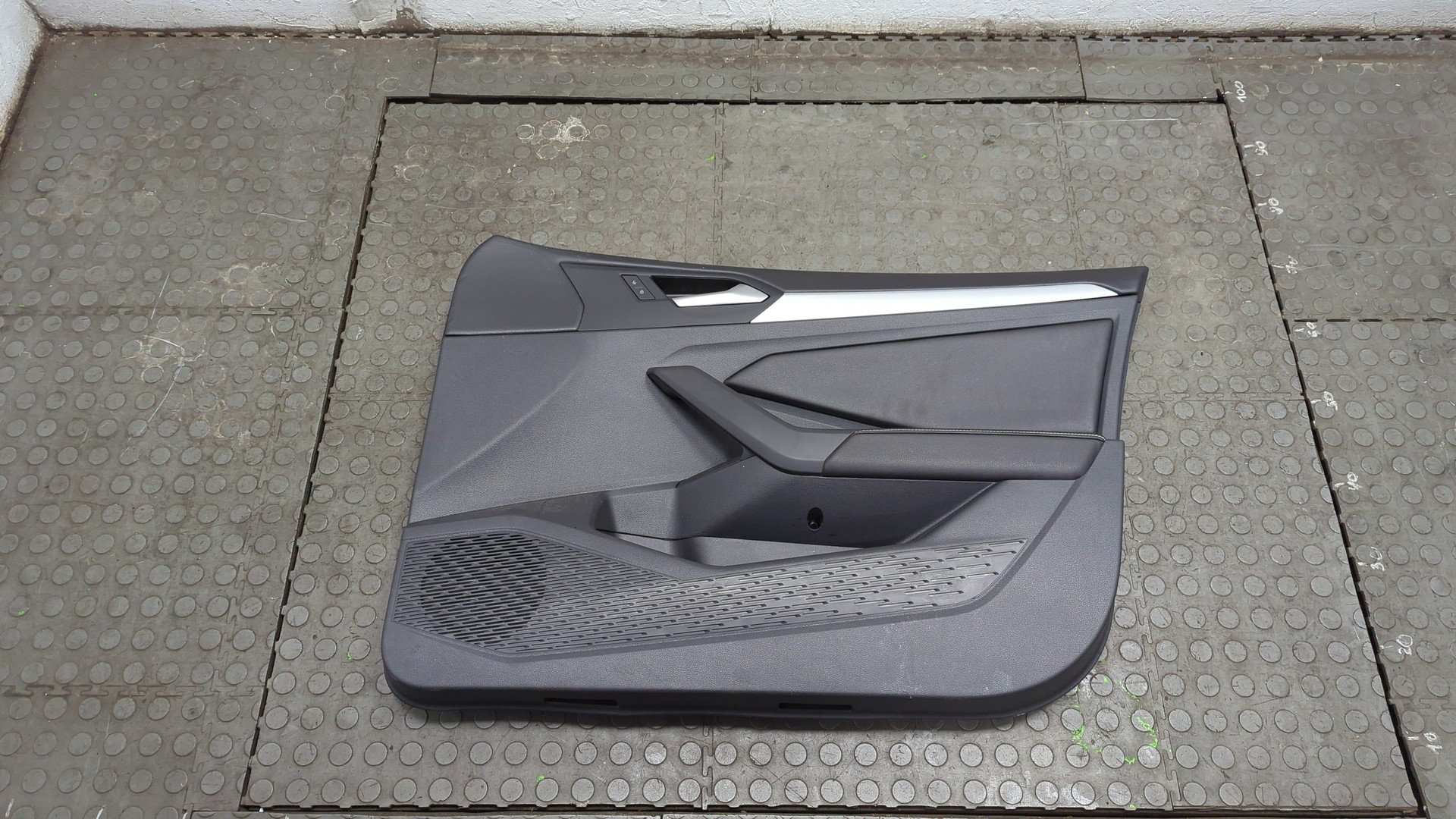 Обшивка двери передней правой