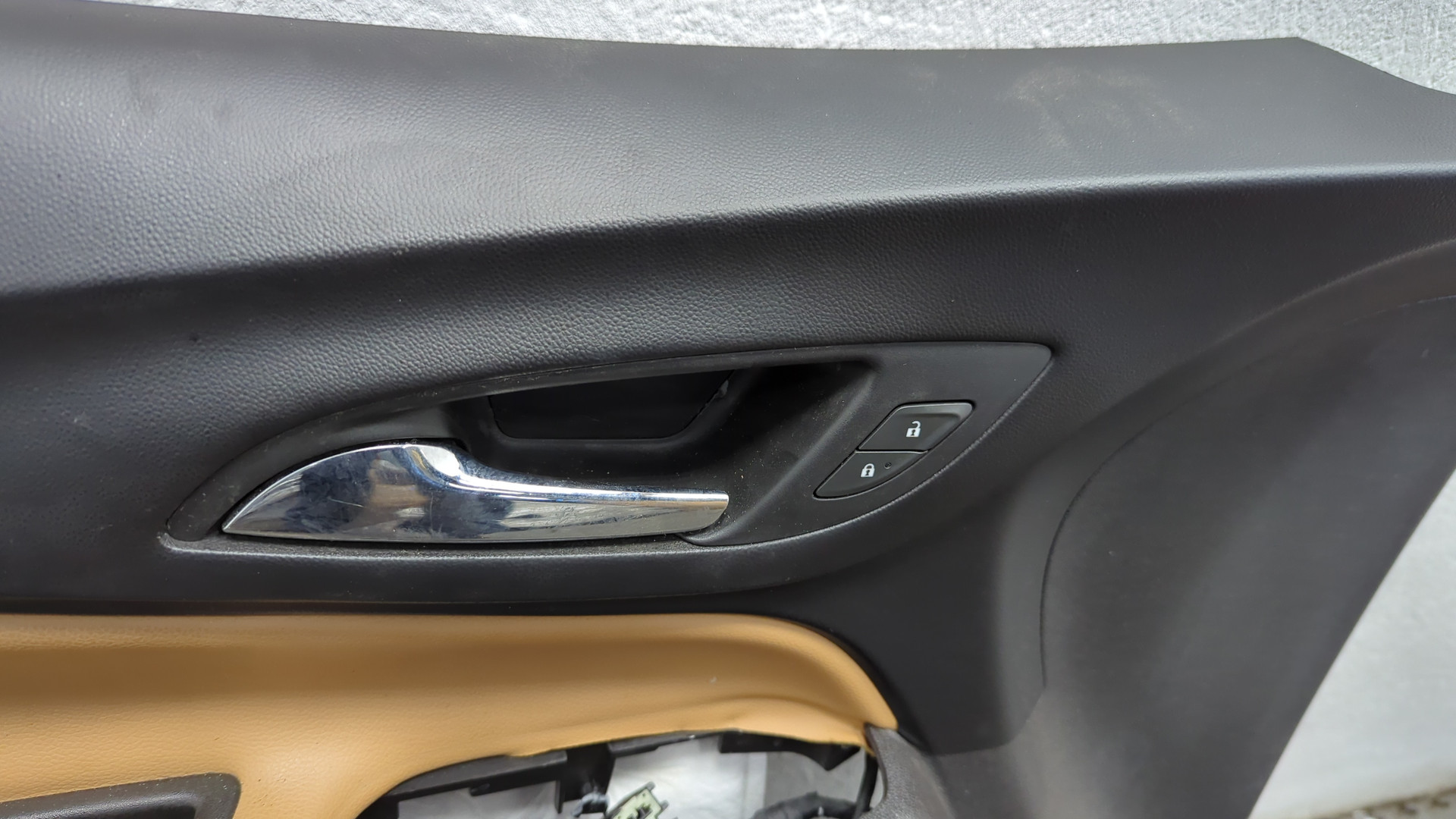 Обшивка двери передней левой