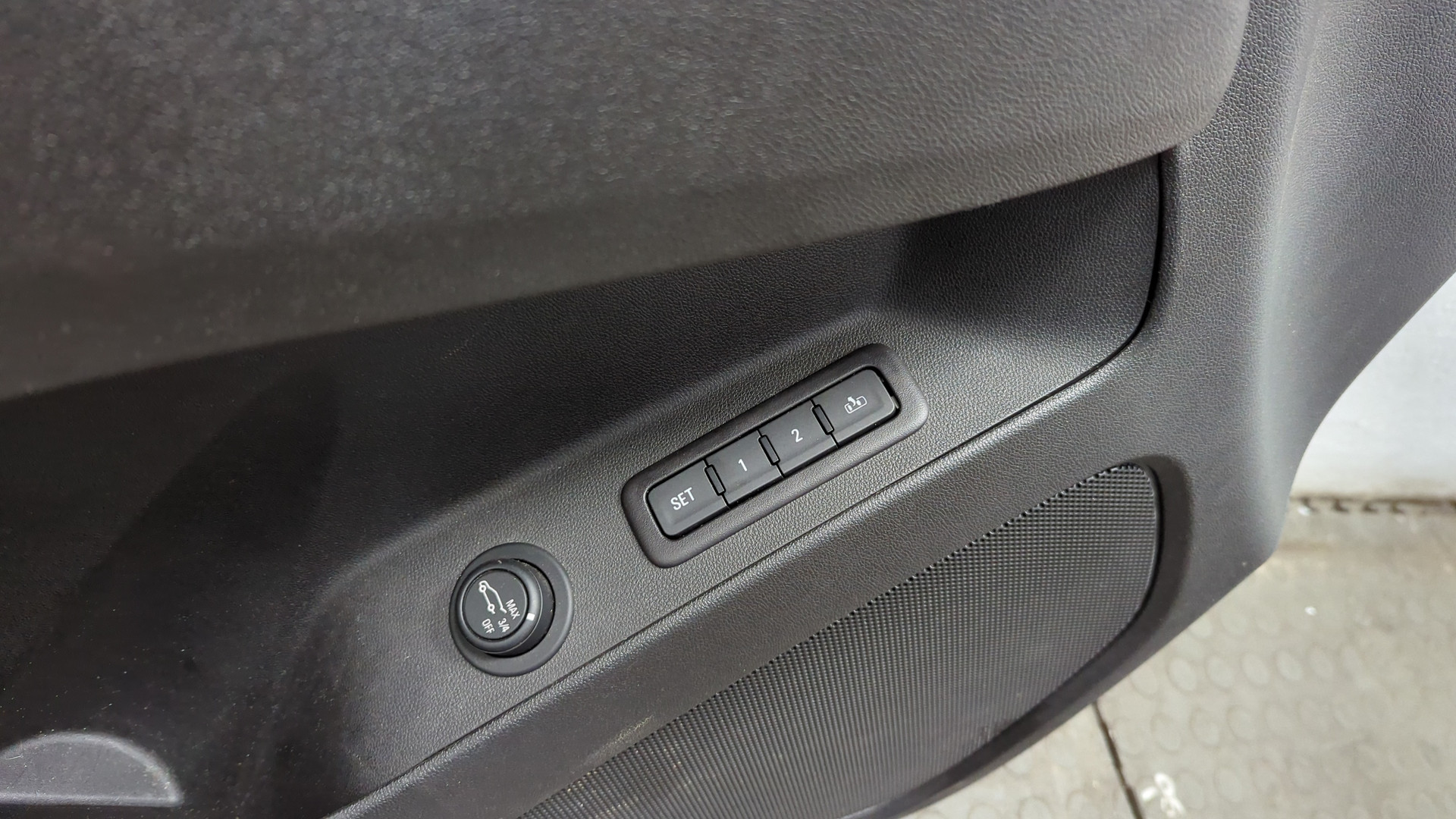 Обшивка двери передней левой