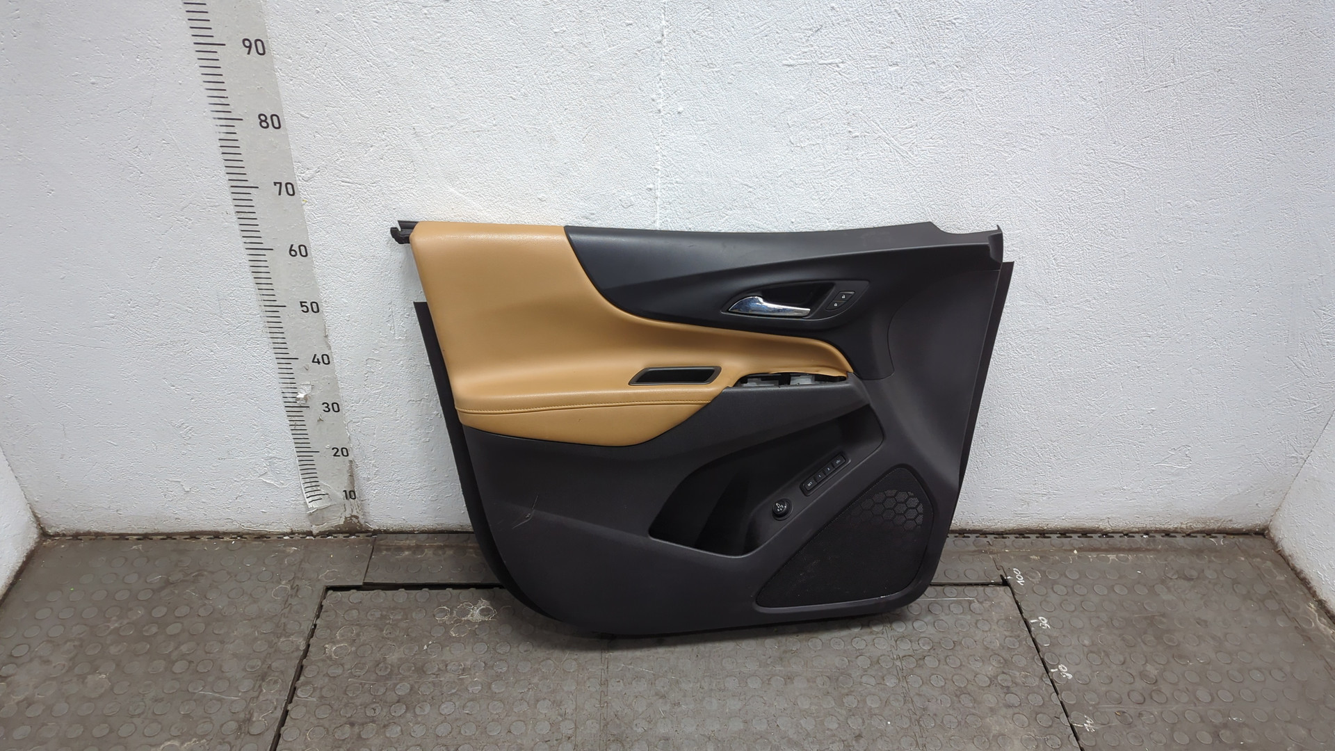 Обшивка двери передней левой