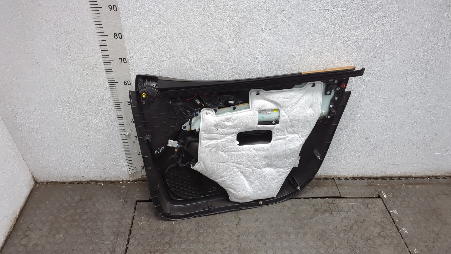 Обшивка двери передней левой