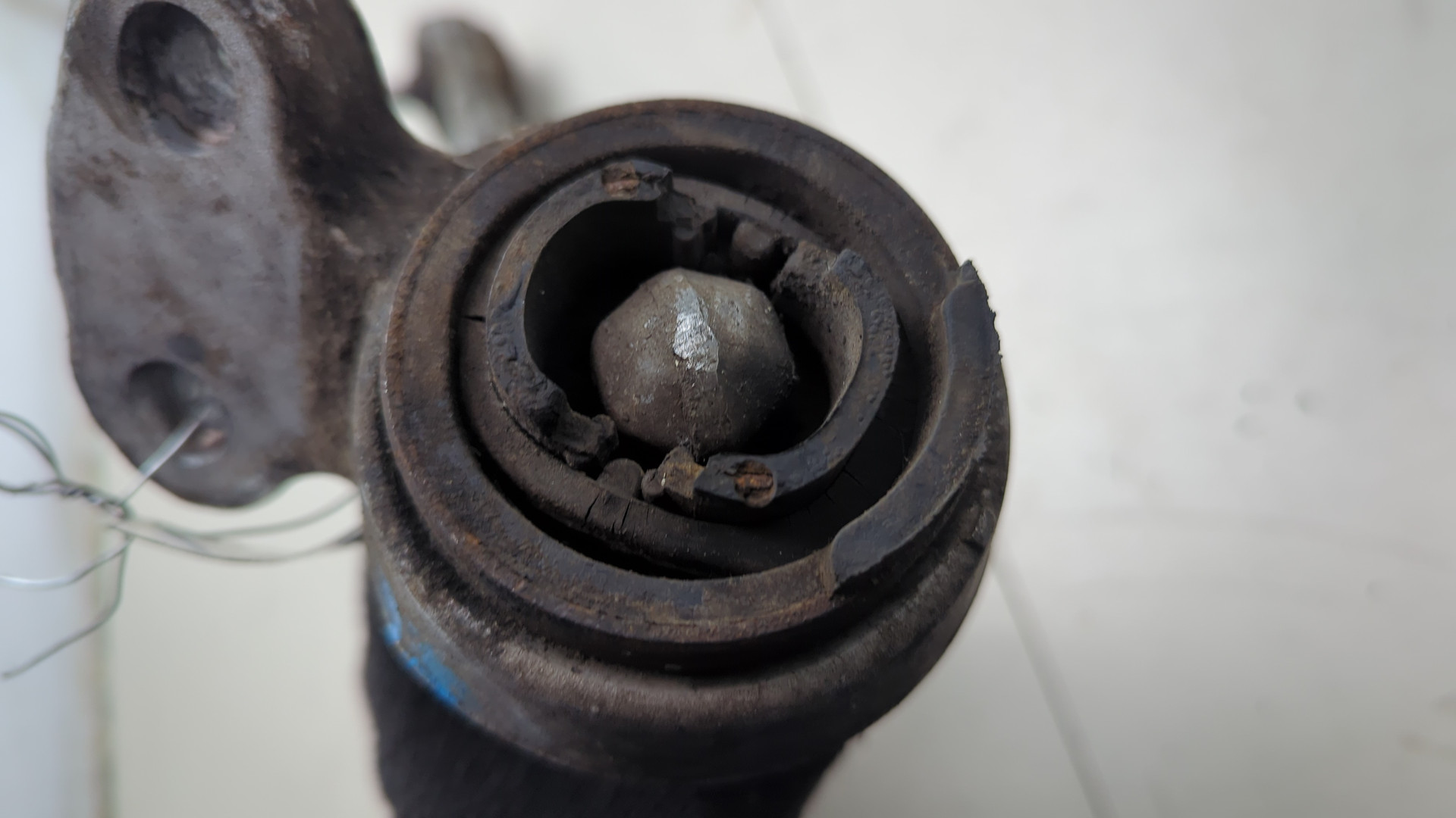 Рычаг передний правый