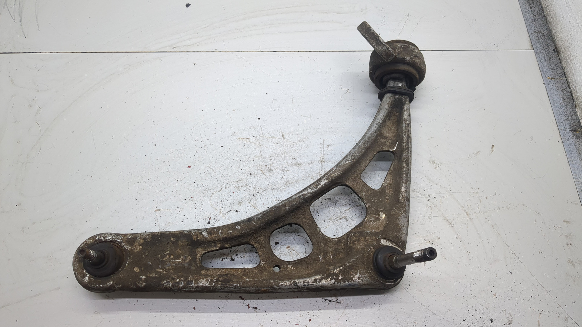 Рычаг передний правый