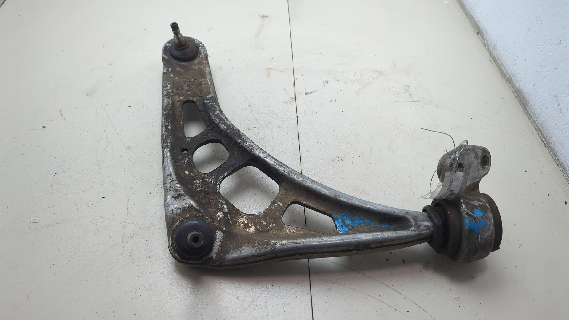 Рычаг передний правый