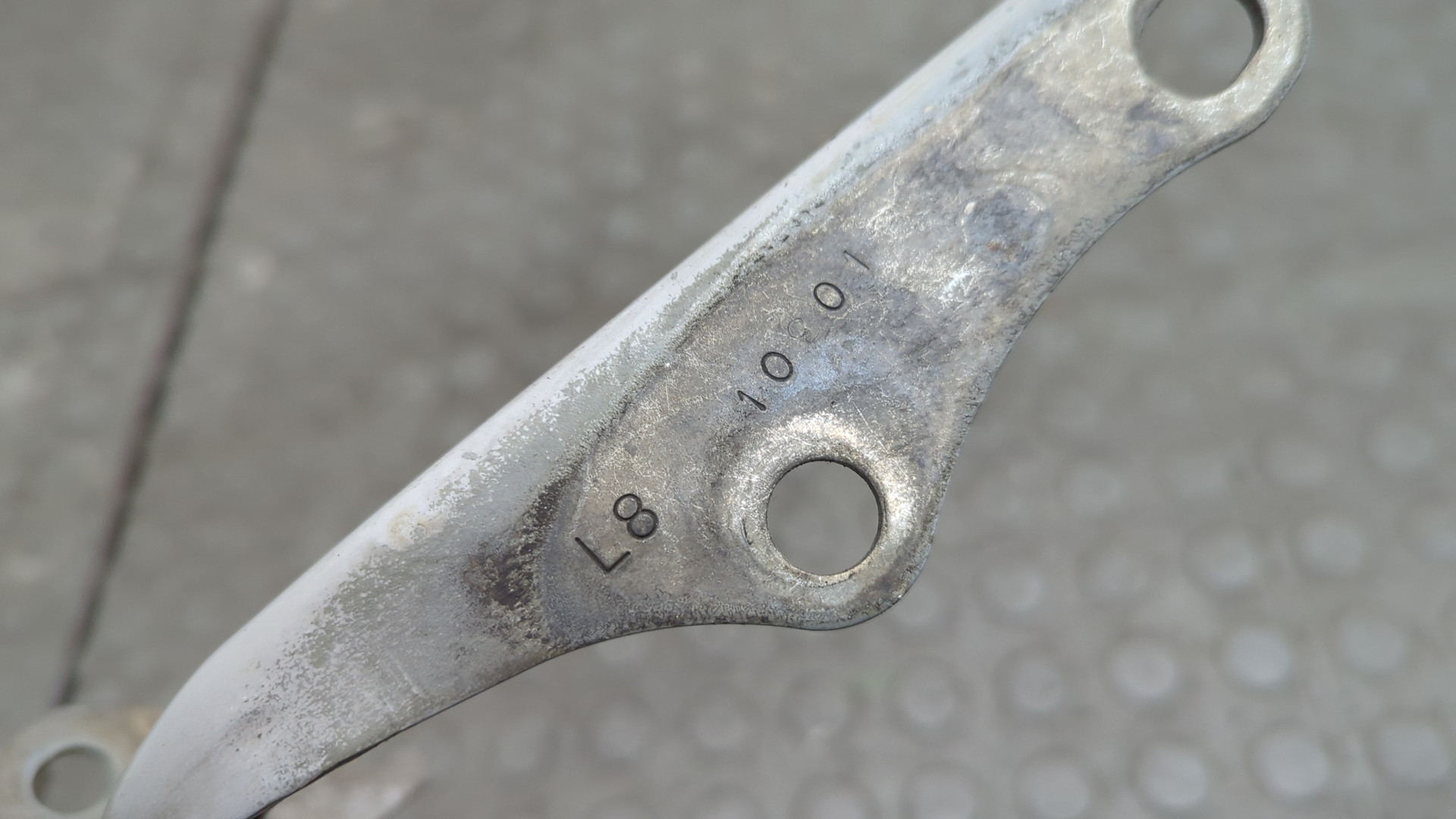 Петля капота левая