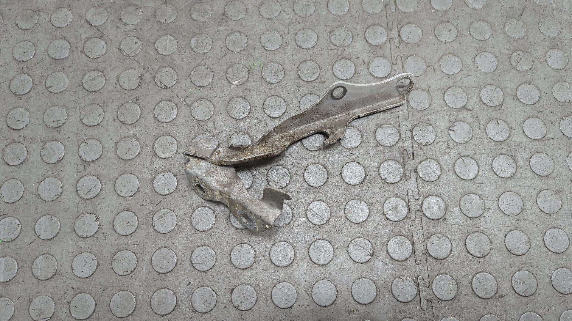 Петля капота левая