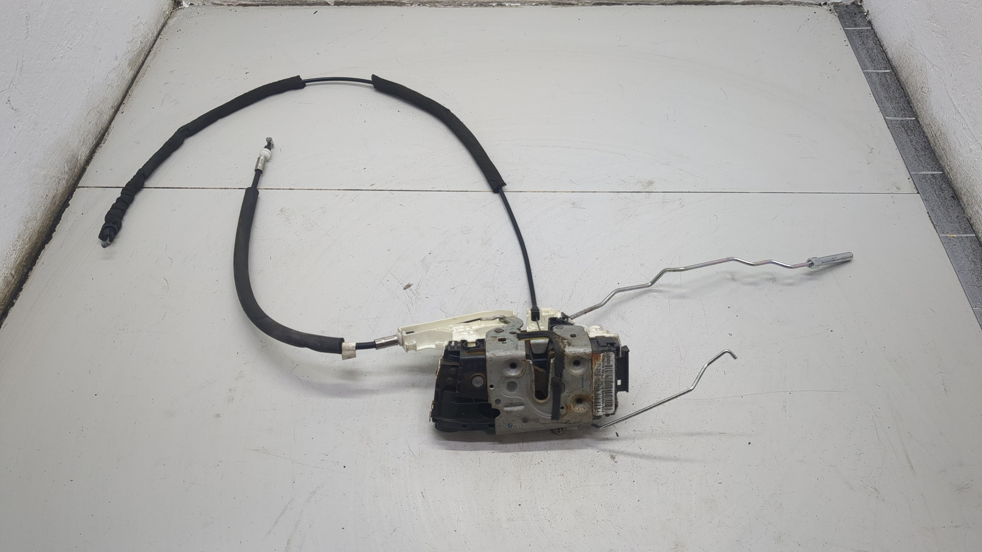 Замок двери передней правой