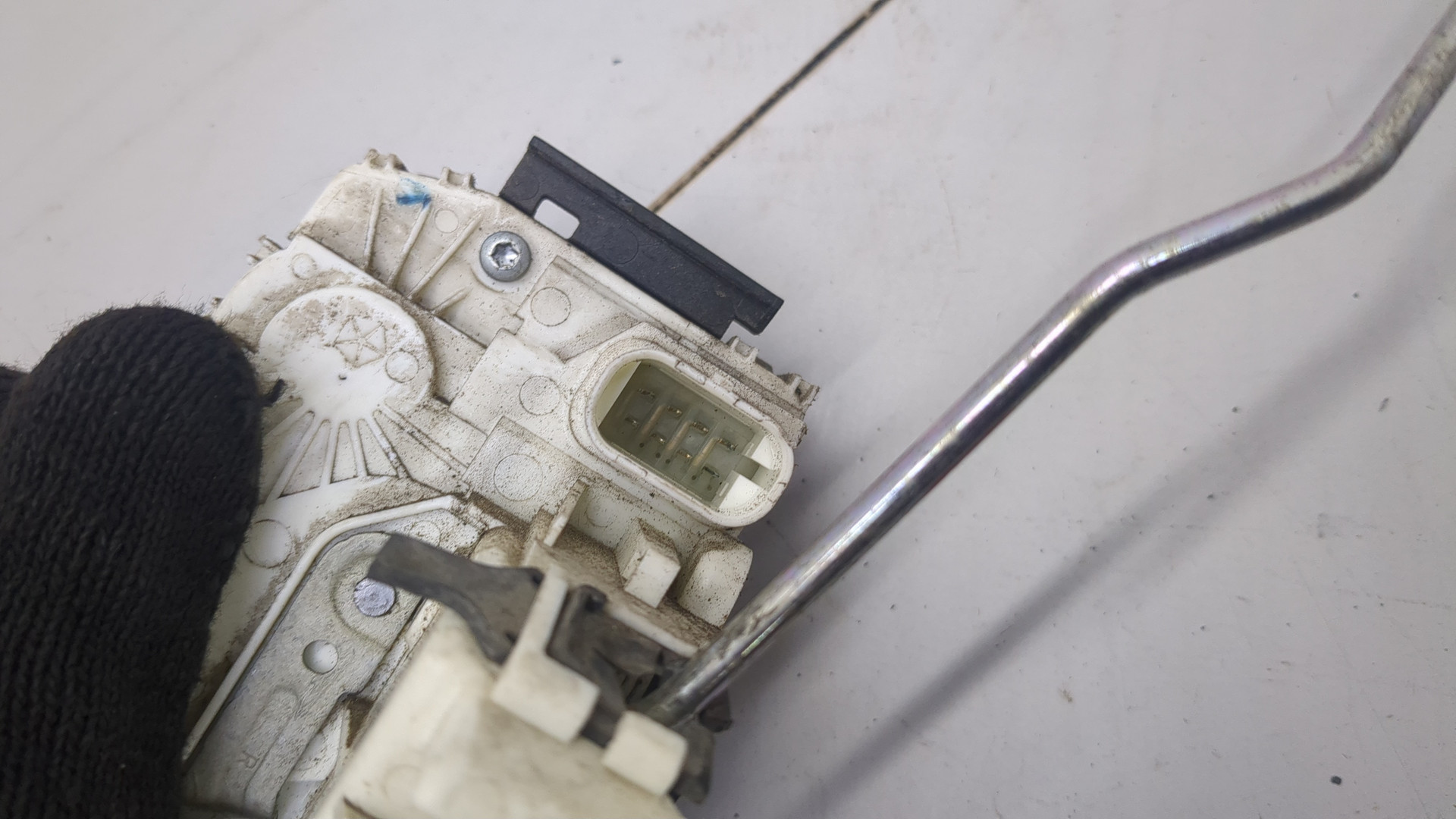 Замок двери передней правой